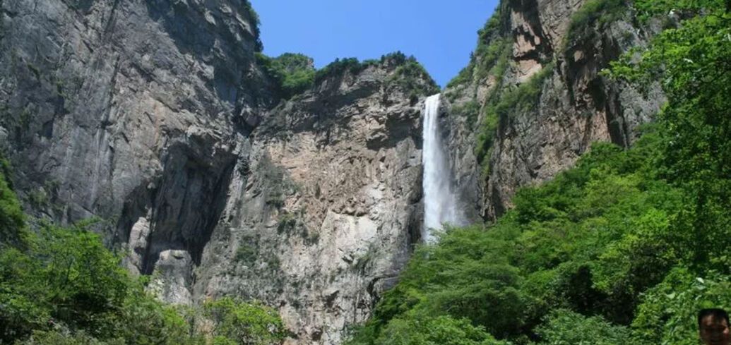 China's highest waterfall turned out to be a fake: a tourist noticed a pipe with water flowing out of it. Video