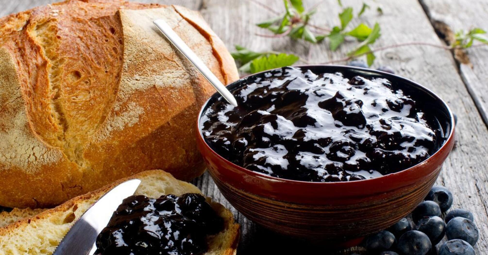 Blueberry jam "Five minutes": how to cook so that the berries remain whole