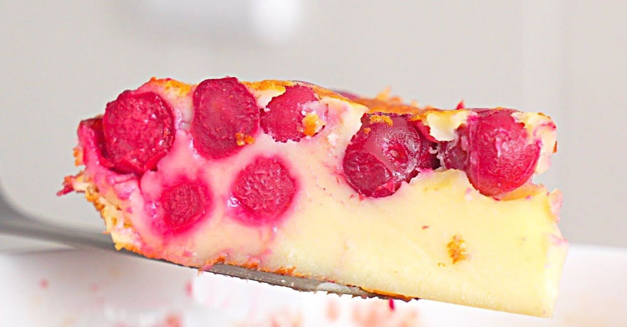 Elementary clafoutis pie with cherries: mix everything and you're done