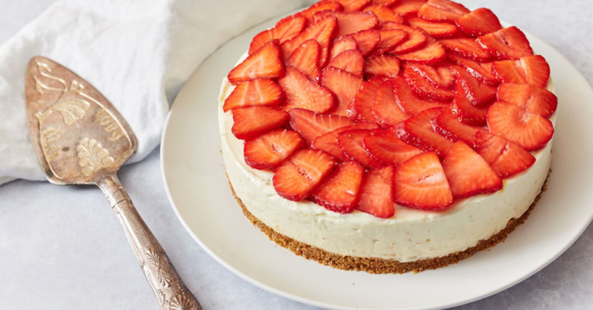 Simple strawberry cheesecake without baking: how to make a seasonal dessert