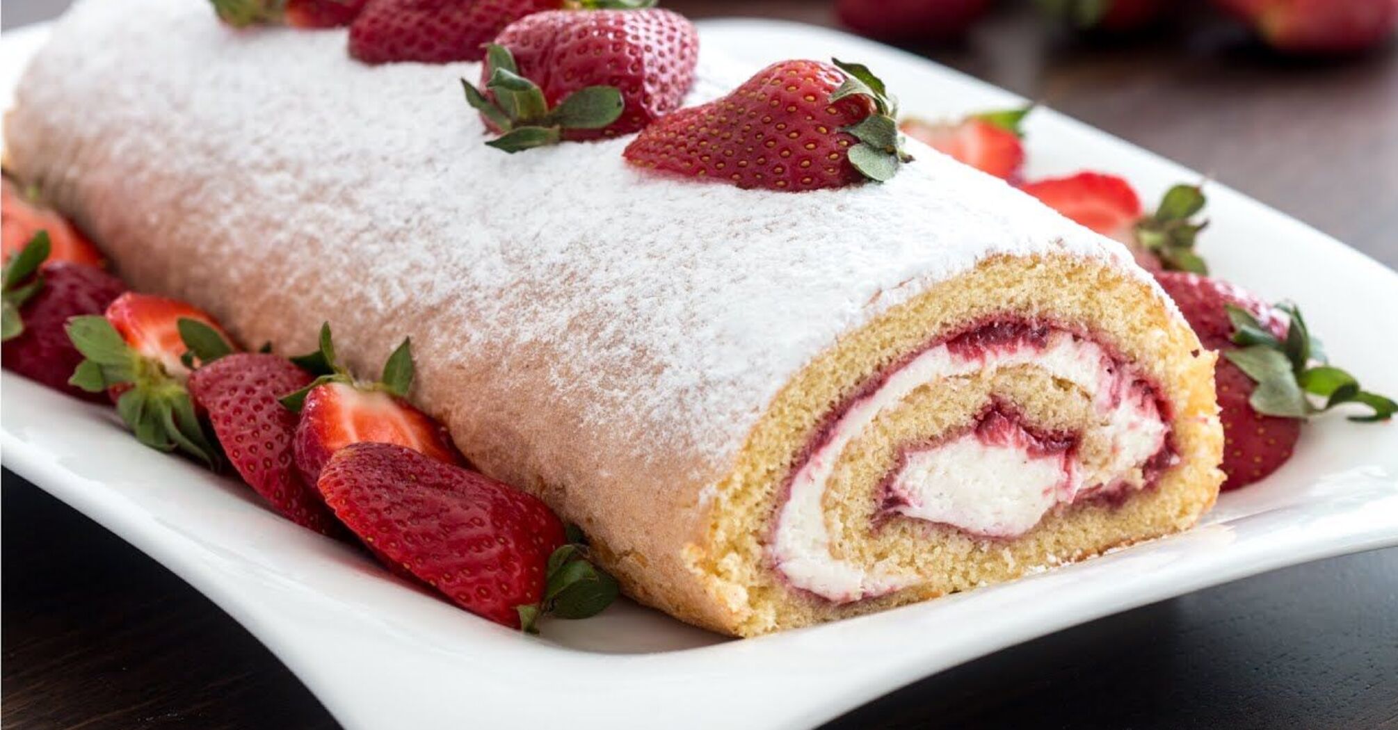 Fluffy sponge cake roll with strawberries: a perfect summer dessert instead of a variety of cakes