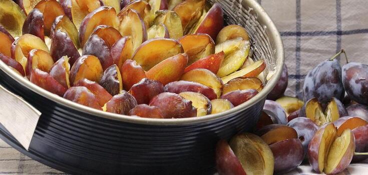 Plum pie with shortcrust pastry and tender filling: recipe