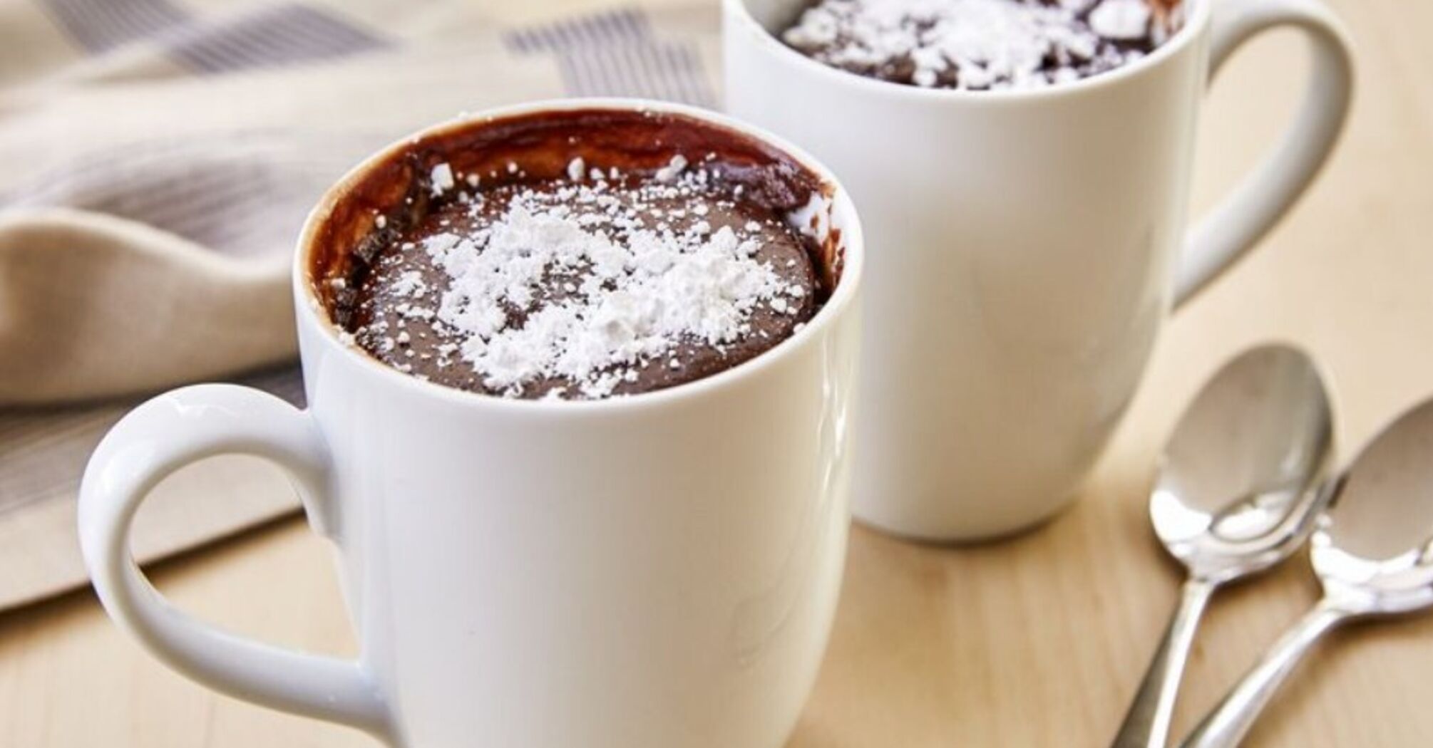 Fluffy muffins in a cup: cooked in the microwave