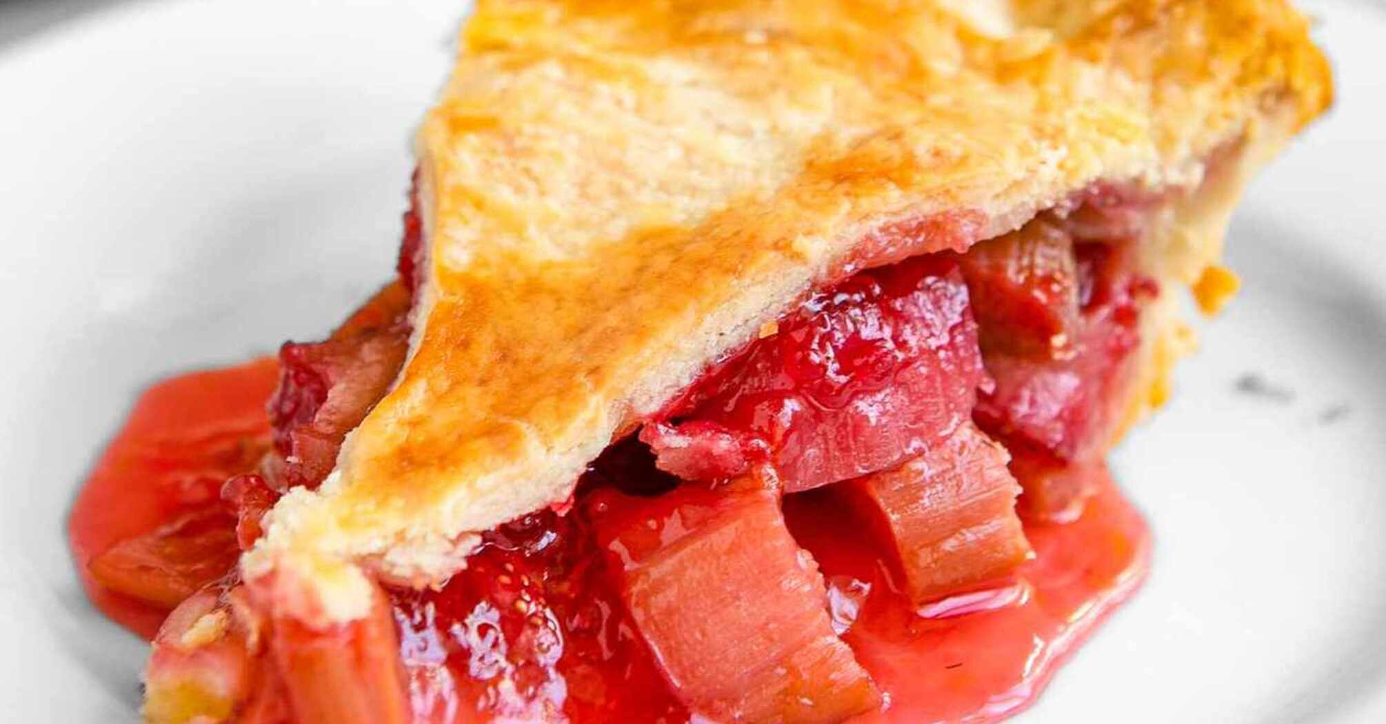 Sweet cake with strawberries: how to make the legendary dessert
