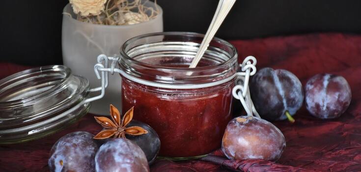 Elementary plum jam: cooked in a skillet