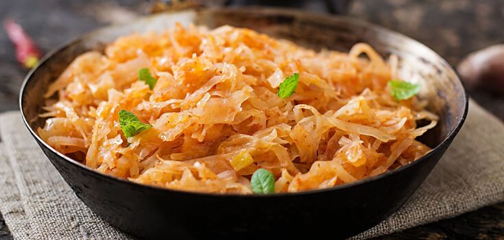 What meat to stew young cabbage with to make it lean: a simple option
