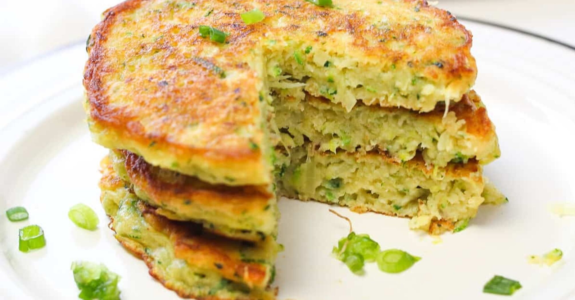 Hearty zucchini cake with tomatoes and garlic sauce: how to prepare a budget seasonal dish