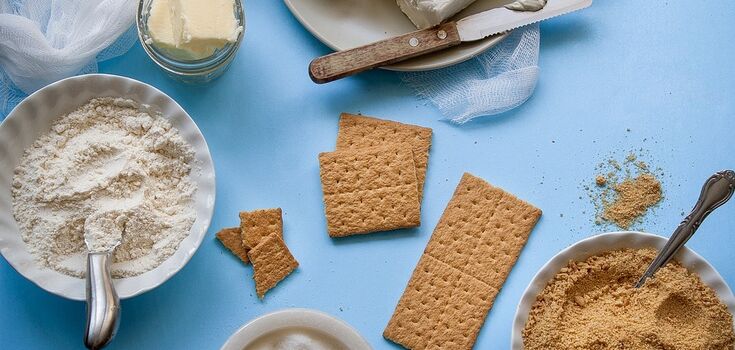 With graham crackers, strawberries and banana: how to make a delicious summer dessert without baking
