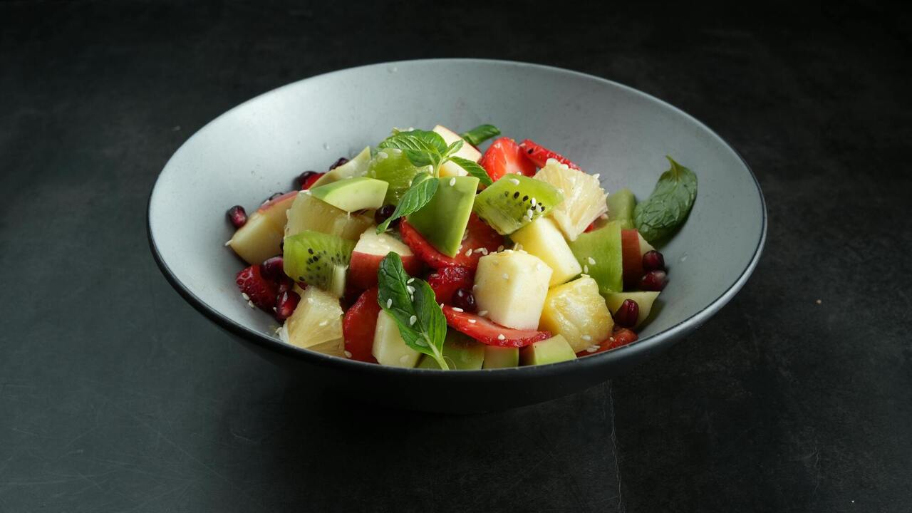 Strawberry, jamon and camembert salad: recipe for a homemade restaurant dish