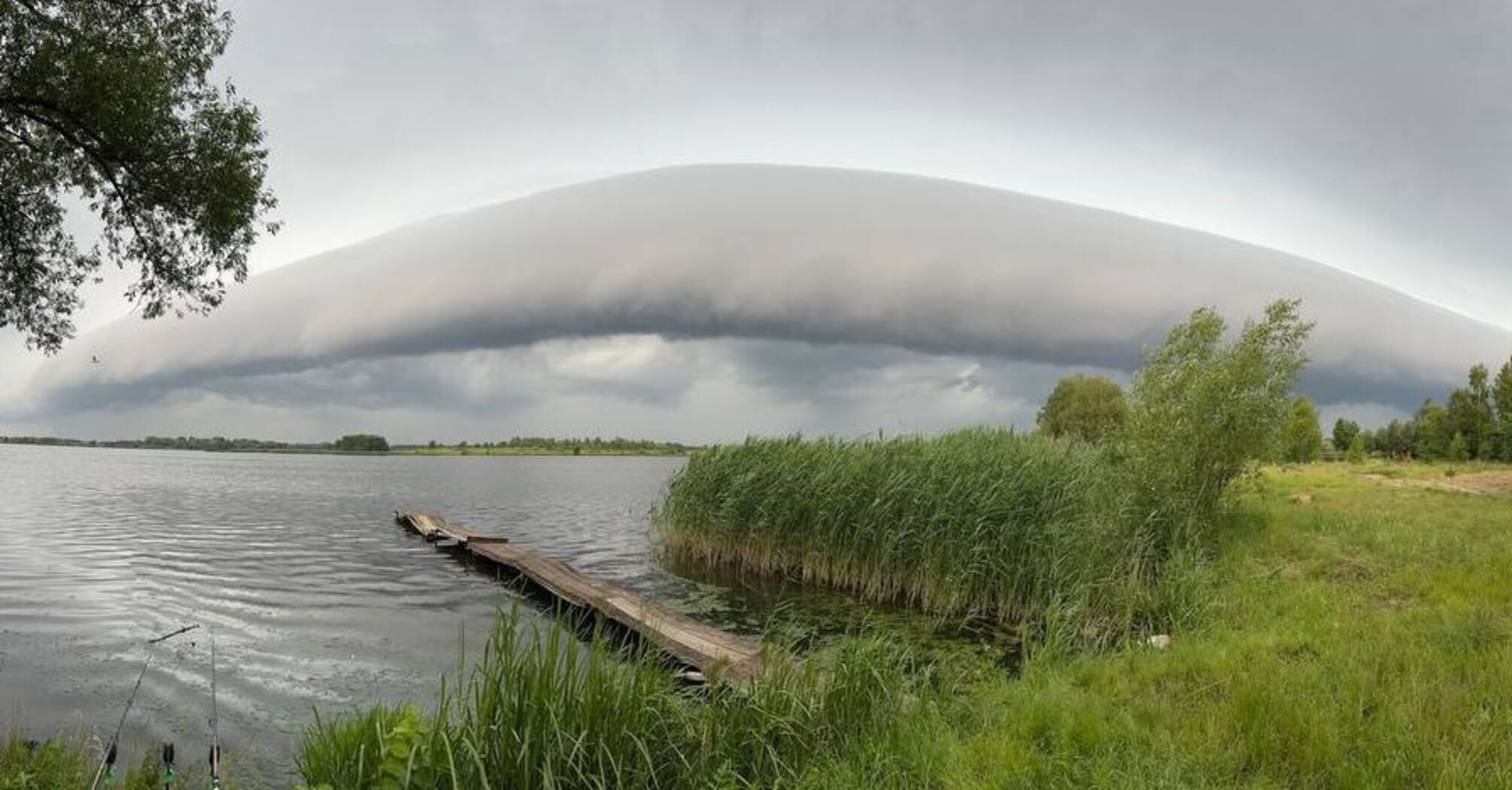 It looks like a huge shaft: a rare cloud was spotted in the Lviv region. Photo