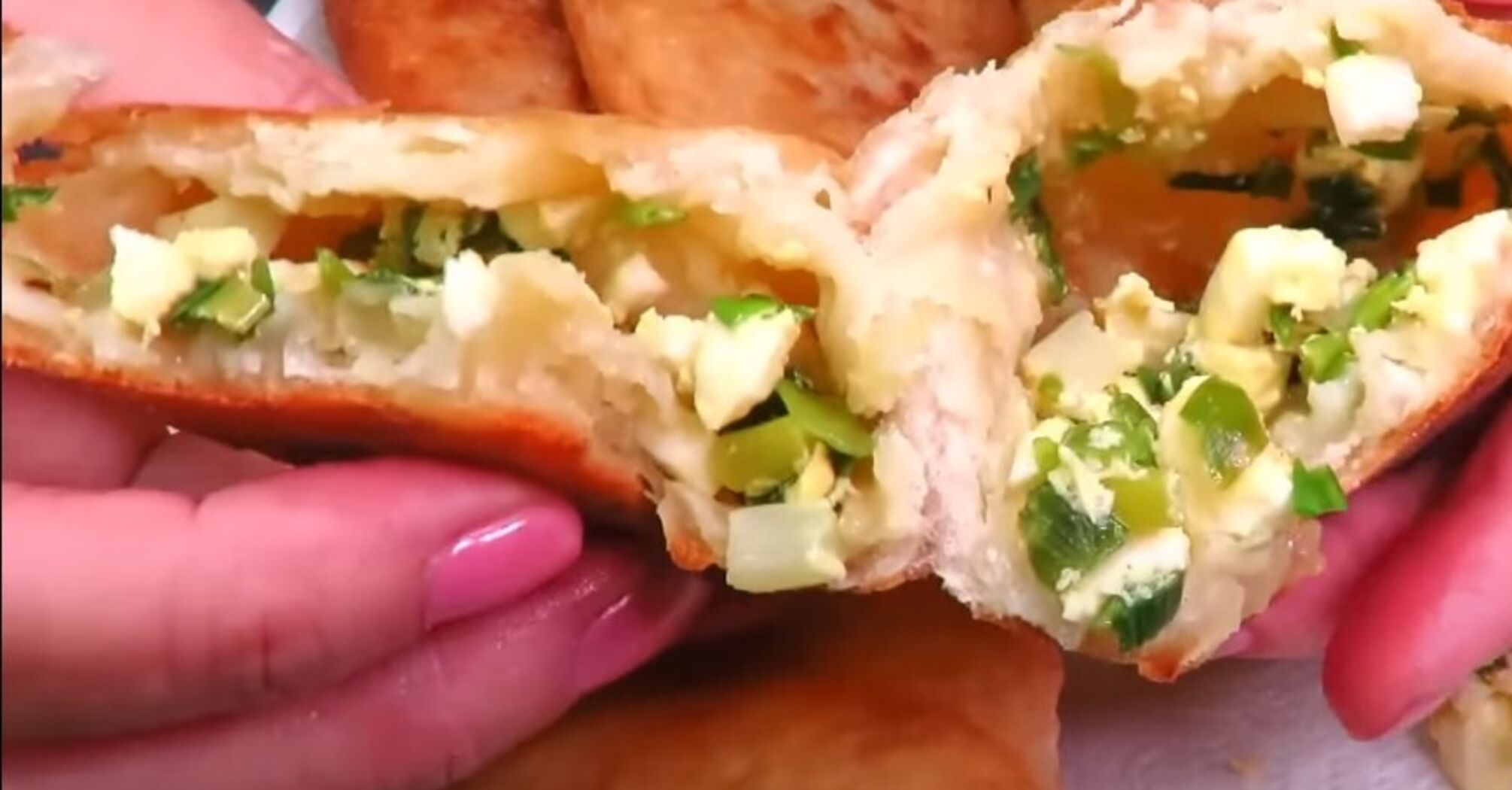 Fried pies with onions and eggs that keep for a long time: dough recipe