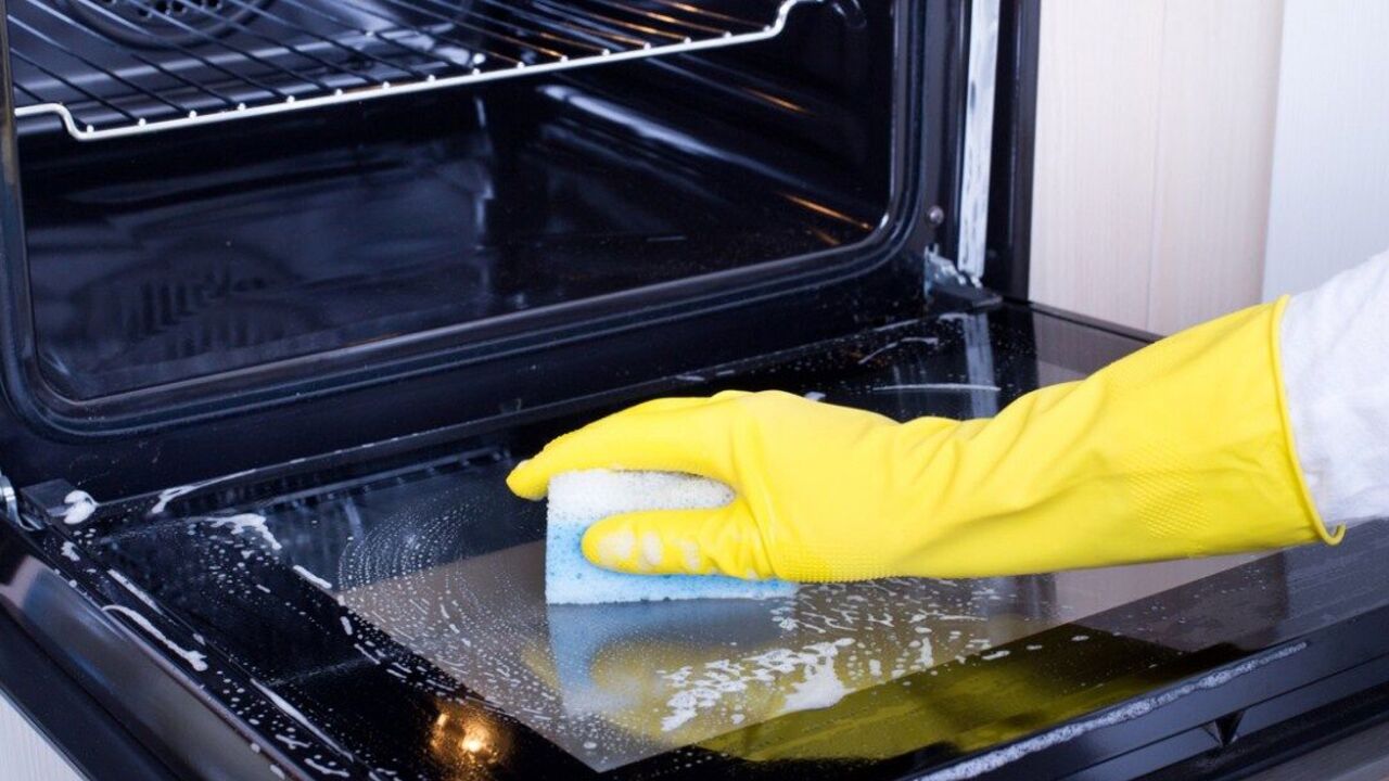 How to quickly clean the oven from grease: two of the most effective ways