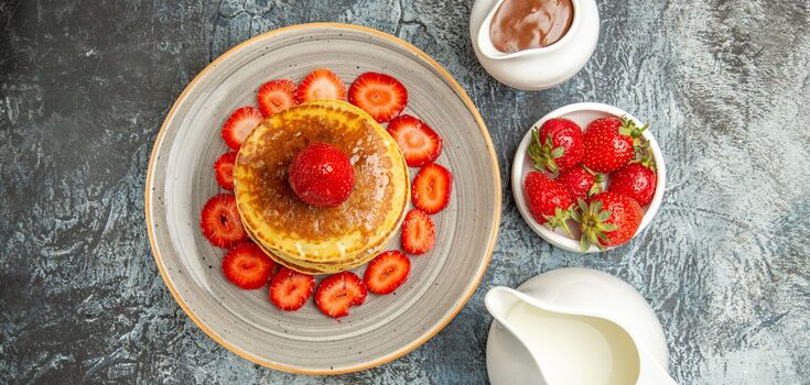Pancakes with strawberries: how to make a delicious seasonal dish
