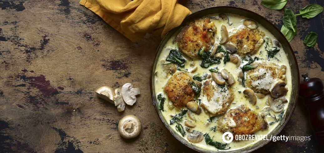 Turkey fillet in a creamy sauce with mushrooms