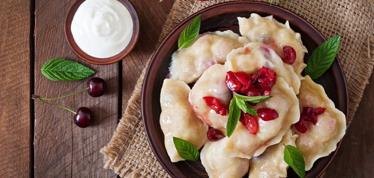 Вареники з вишнями, як у бабусі: рецепт від шеф-кухаря