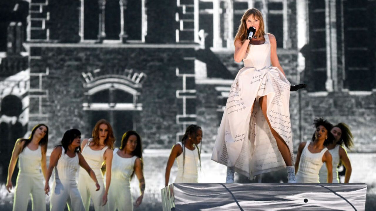 Stuck on the platform. Taylor Swift got into an embarrassment during a concert in Dublin