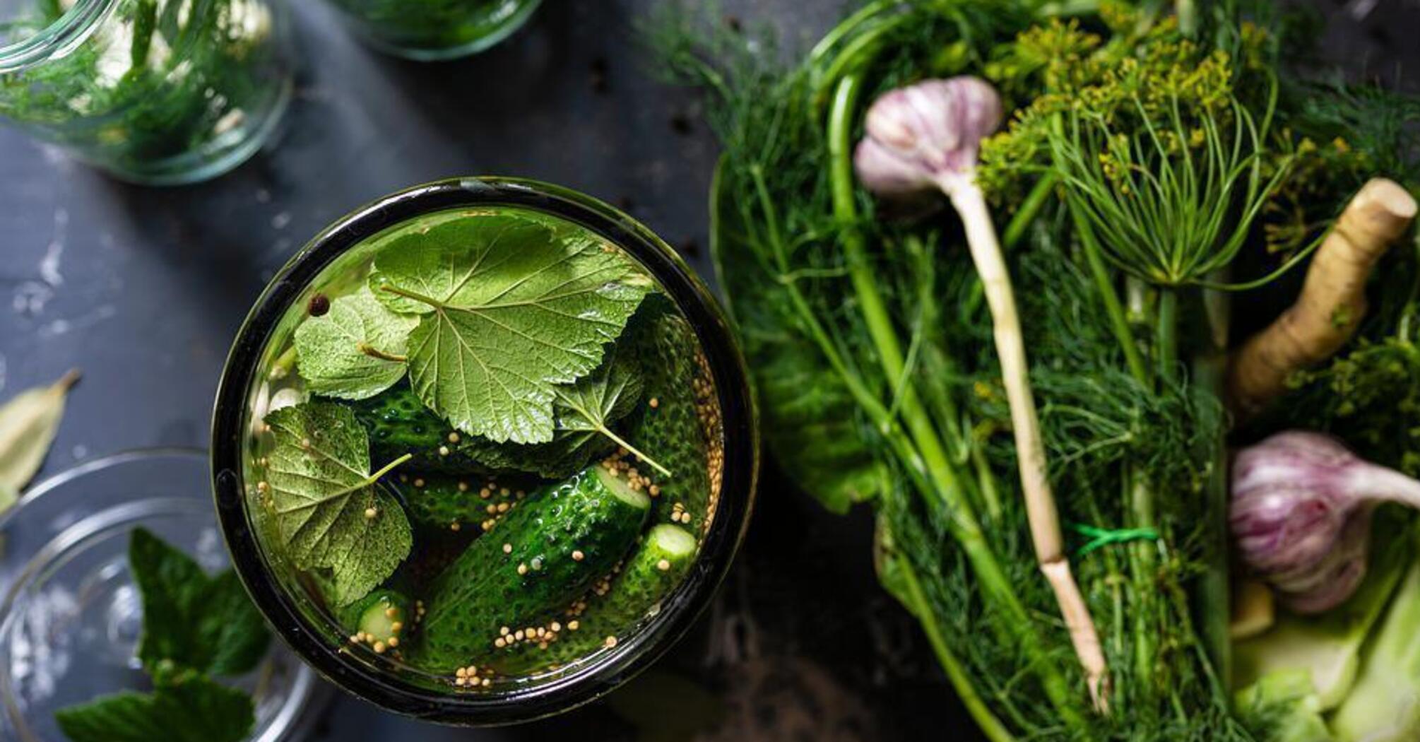 Quick lightly salted cucumbers in just 5 minutes: you need a regular bag