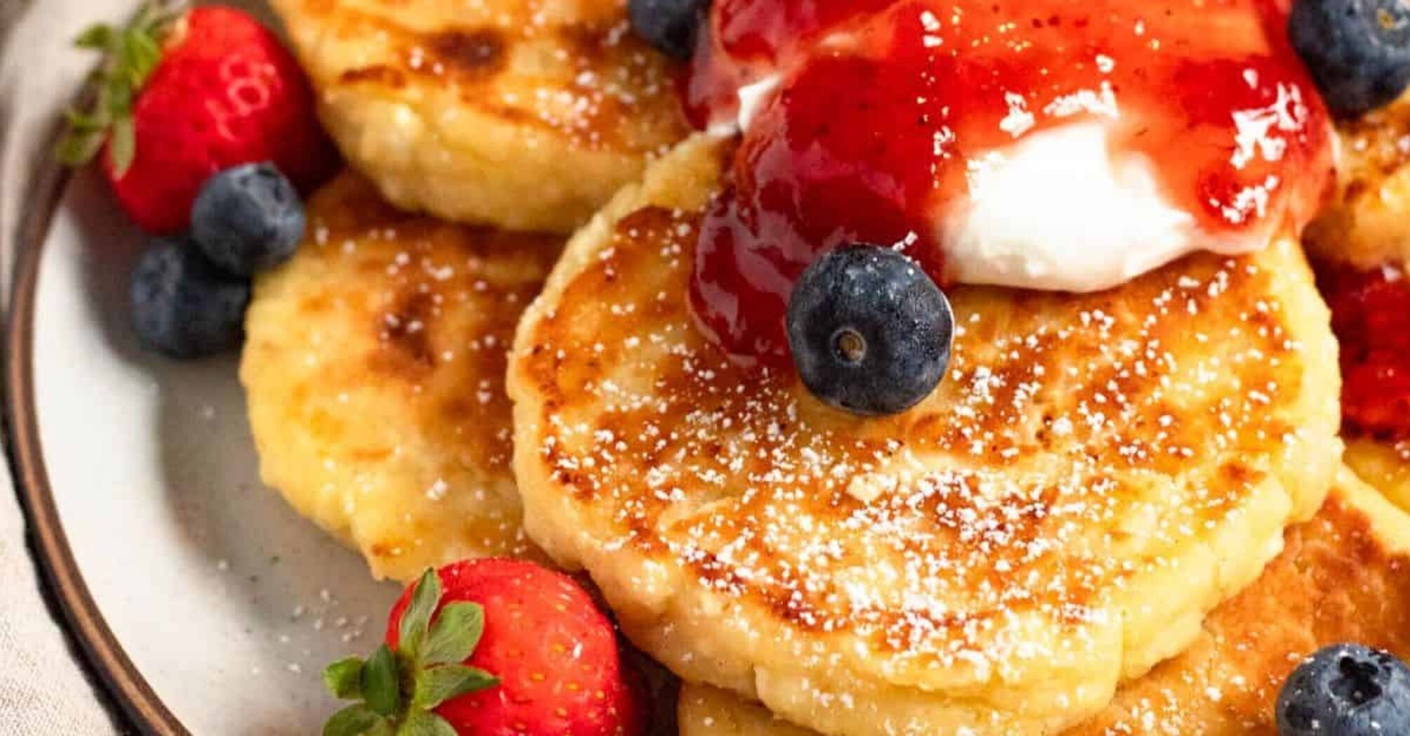 Elementary pancakes in a pan: they are much easier to prepare than cheesecakes
