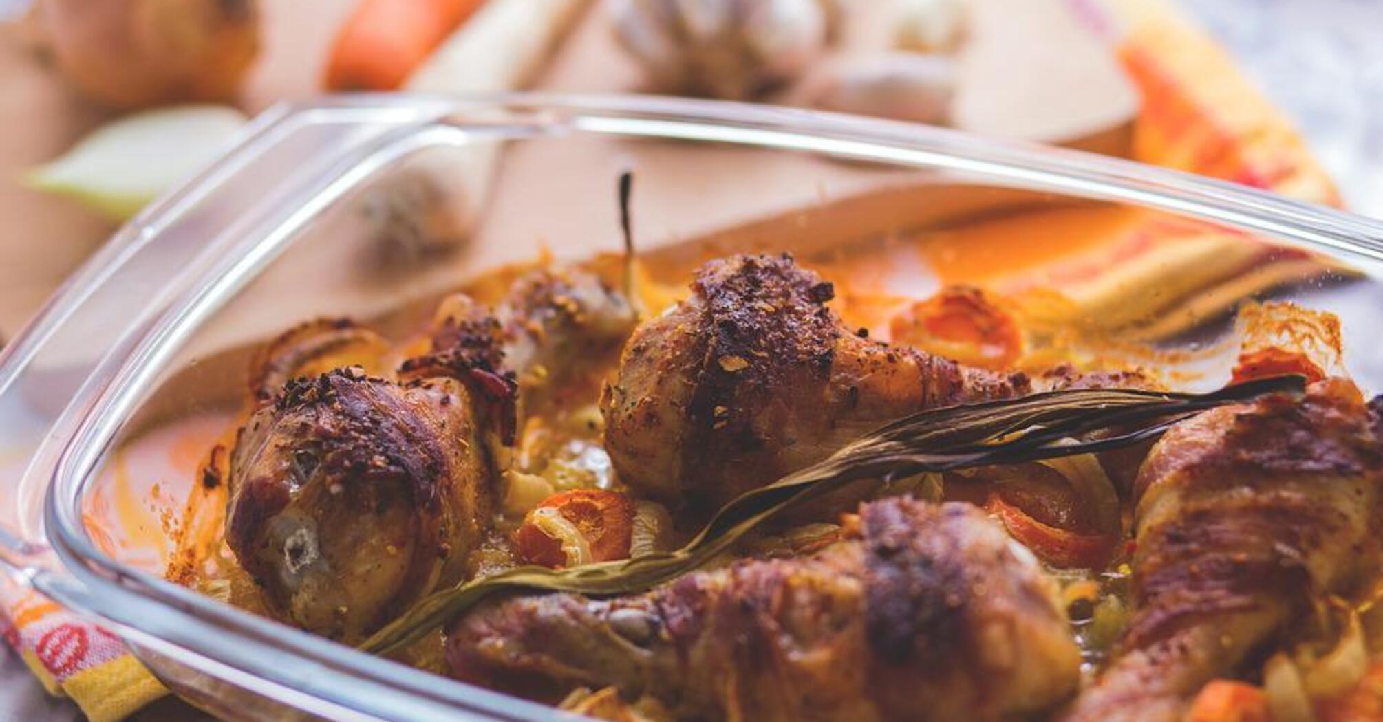 What to bake chicken drumsticks with to make them crispy: recipe for a simple marinade