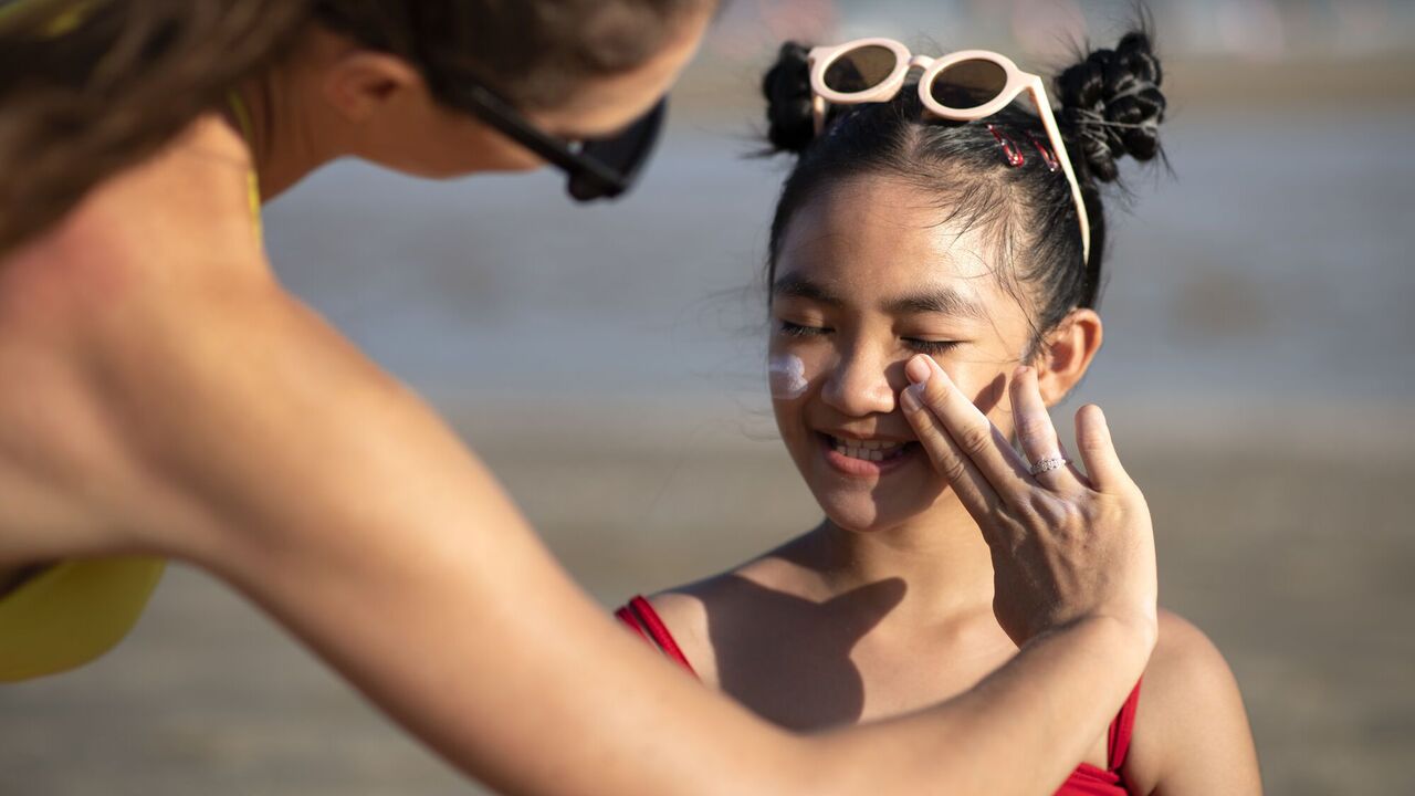 How to quickly and without screaming apply sunscreen to a child's face: a genius trick