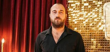 Controversial comedian Khanumak unexpectedly deleted a document explaining his departure to the United States during the war