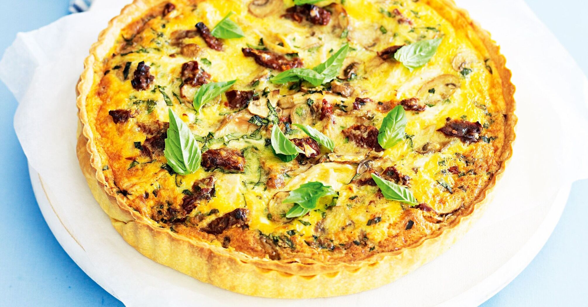 Hearty quiche with chicken and mushrooms on shortcrust pastry: be sure to cook for lunch