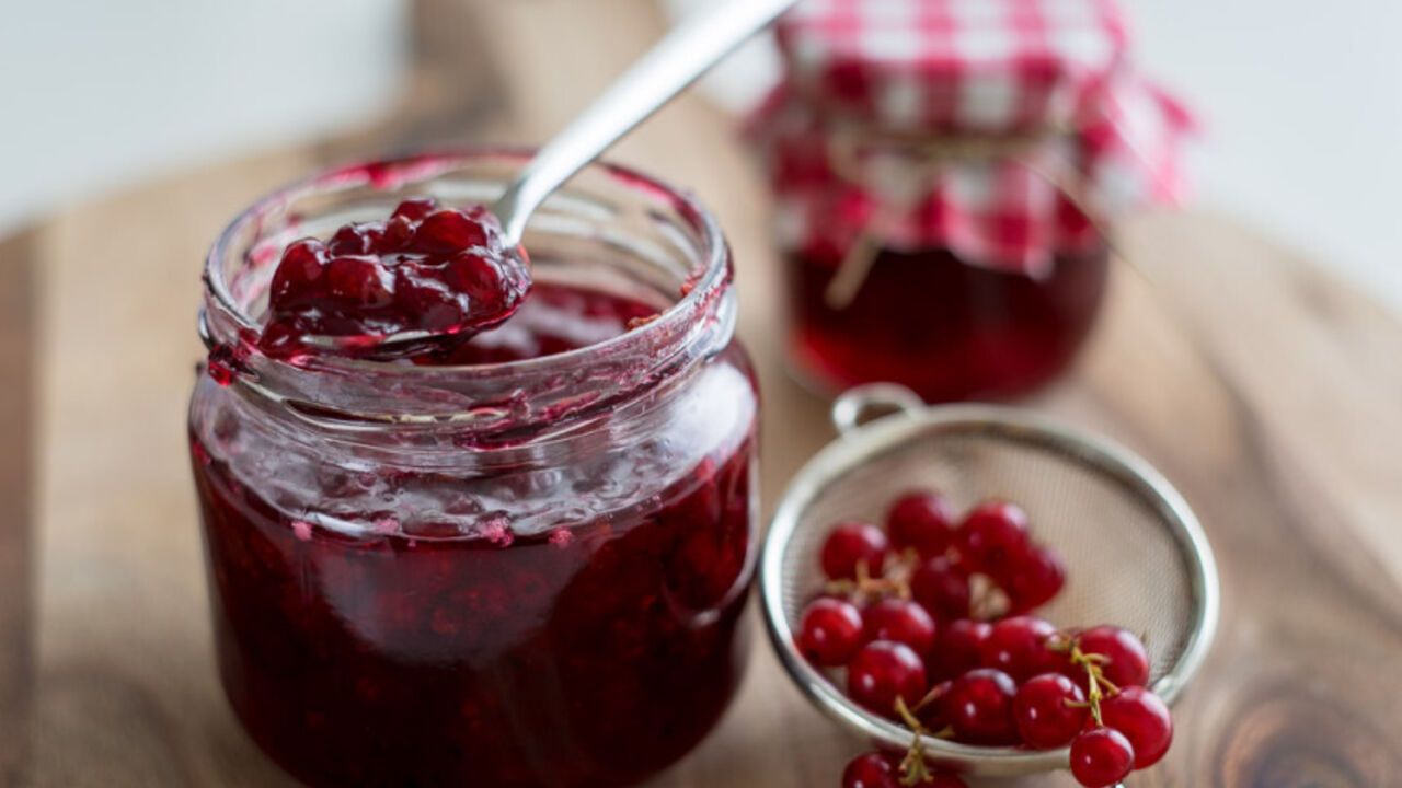 Delicious red currant and mint jam for the winter: made from just three ingredients