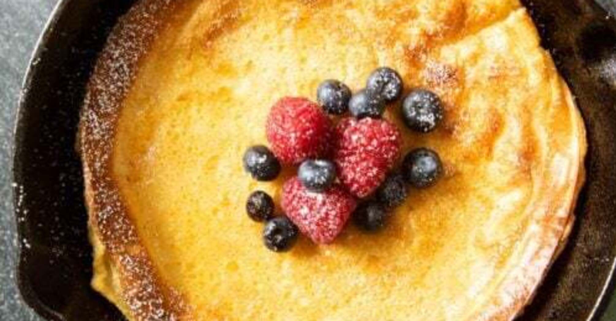 How to make a pancake in the oven: you can add seasonal berries inside
