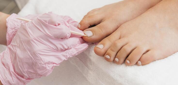 What is a dry pedicure and how does it differ from a traditional one. Photo