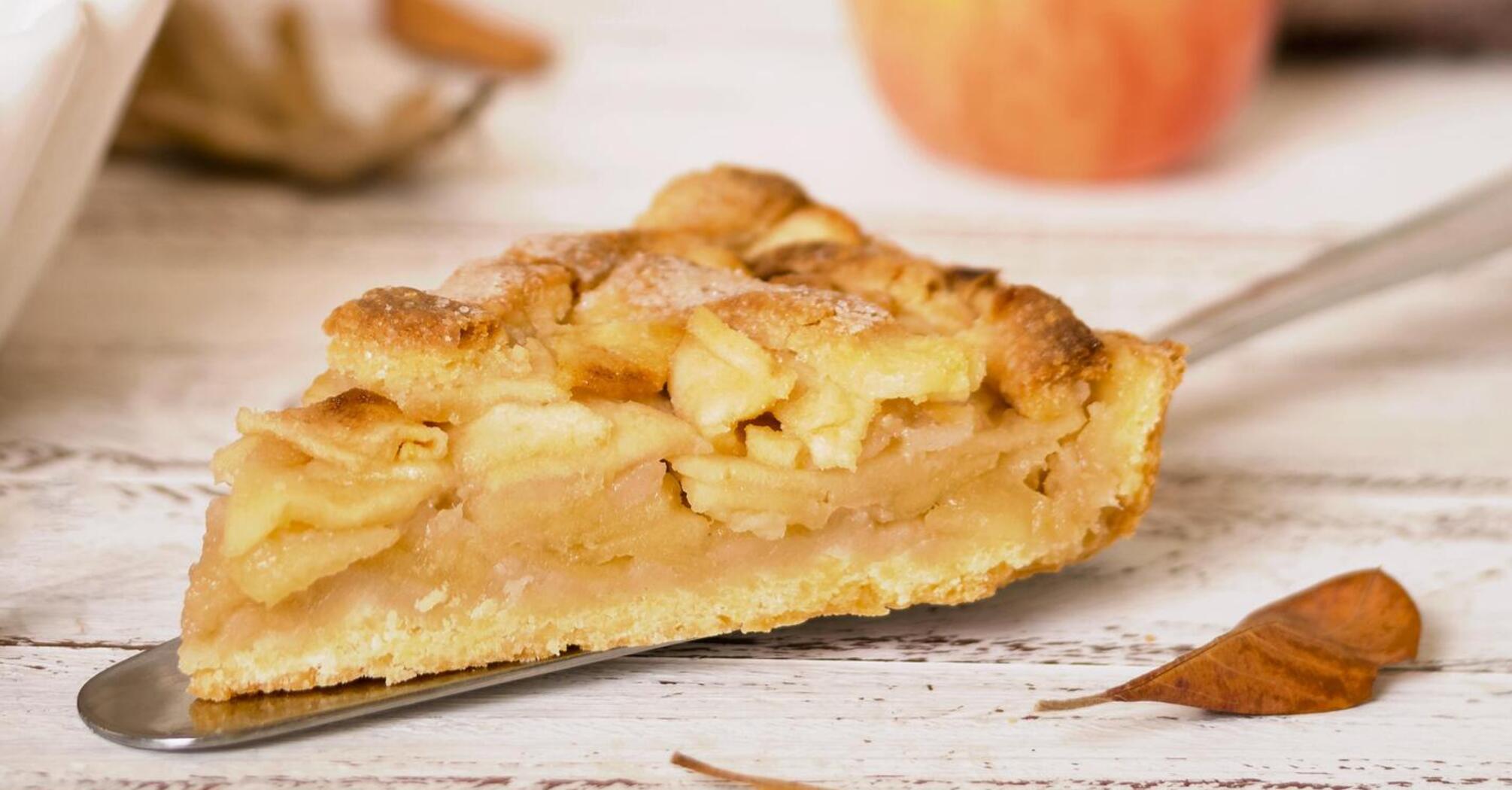 Grated apricot pie: how to cook so that it is not dry or crumbly