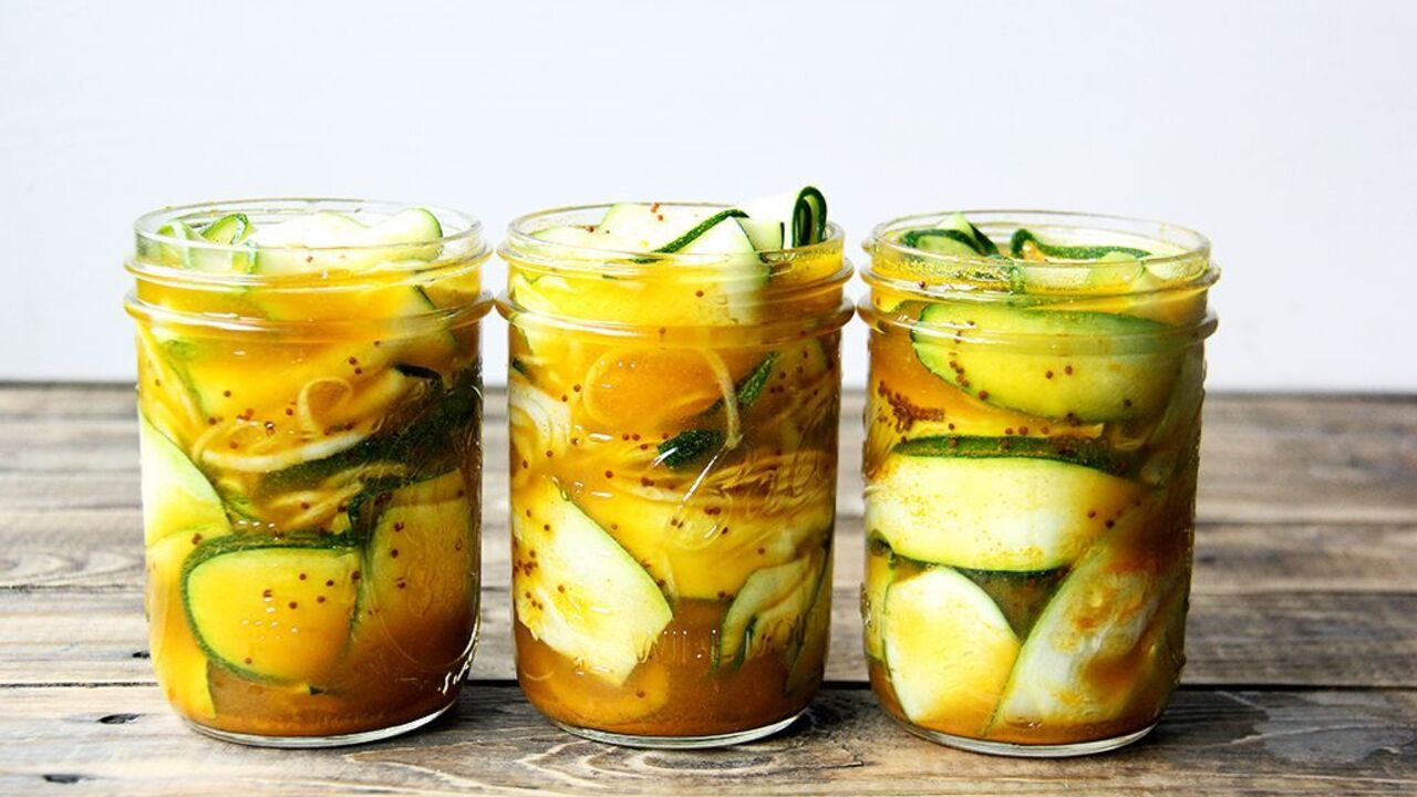 Zucchini with ketchup for the winter: how to make a delicious marinade