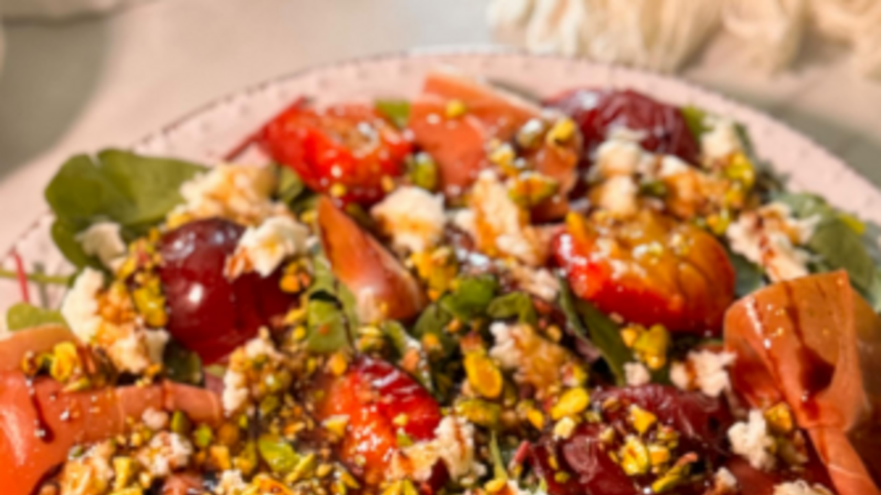 Roasted plum and jamon salad: what to dress with to complete this exquisite dish