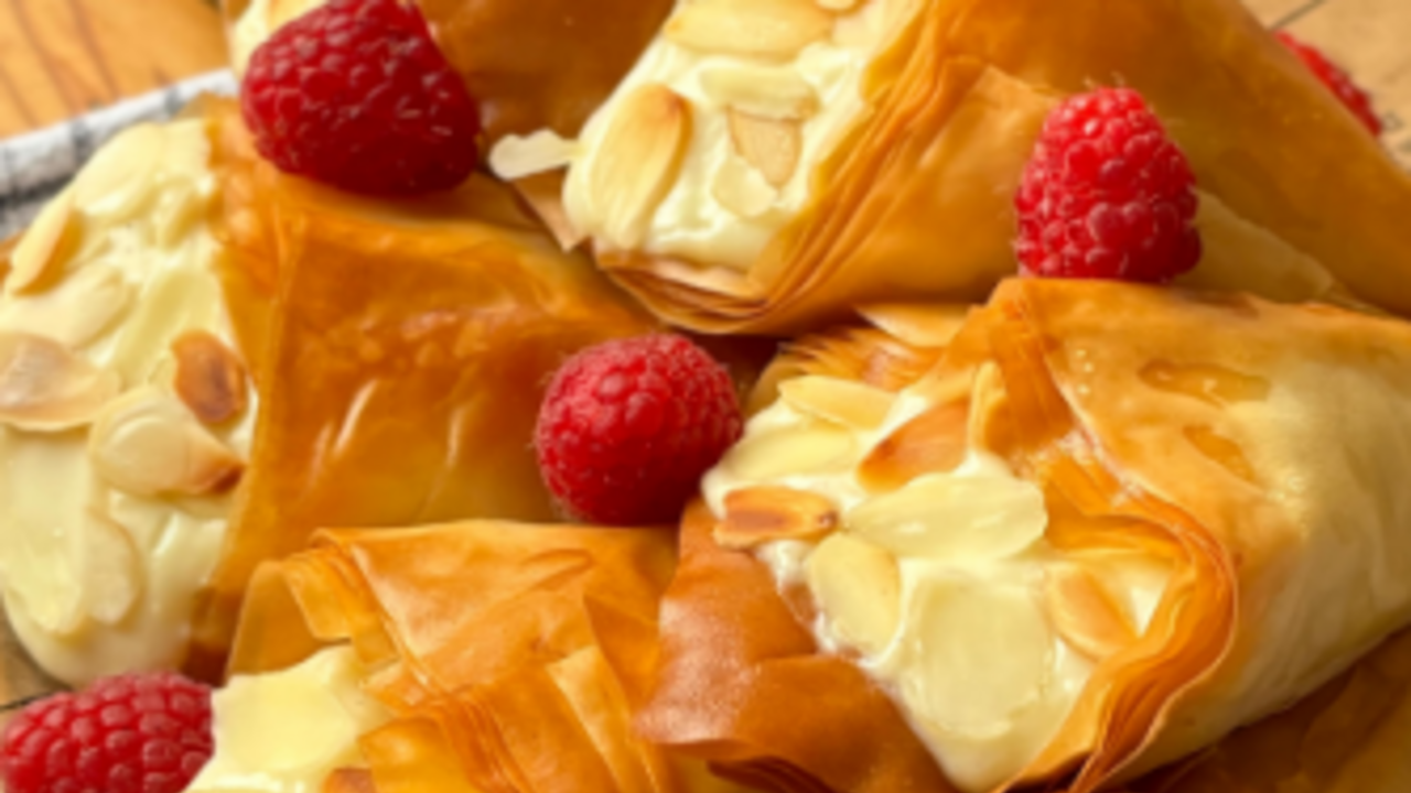 Crispy phyllo tubes: what to add to the filling so that it does not leak