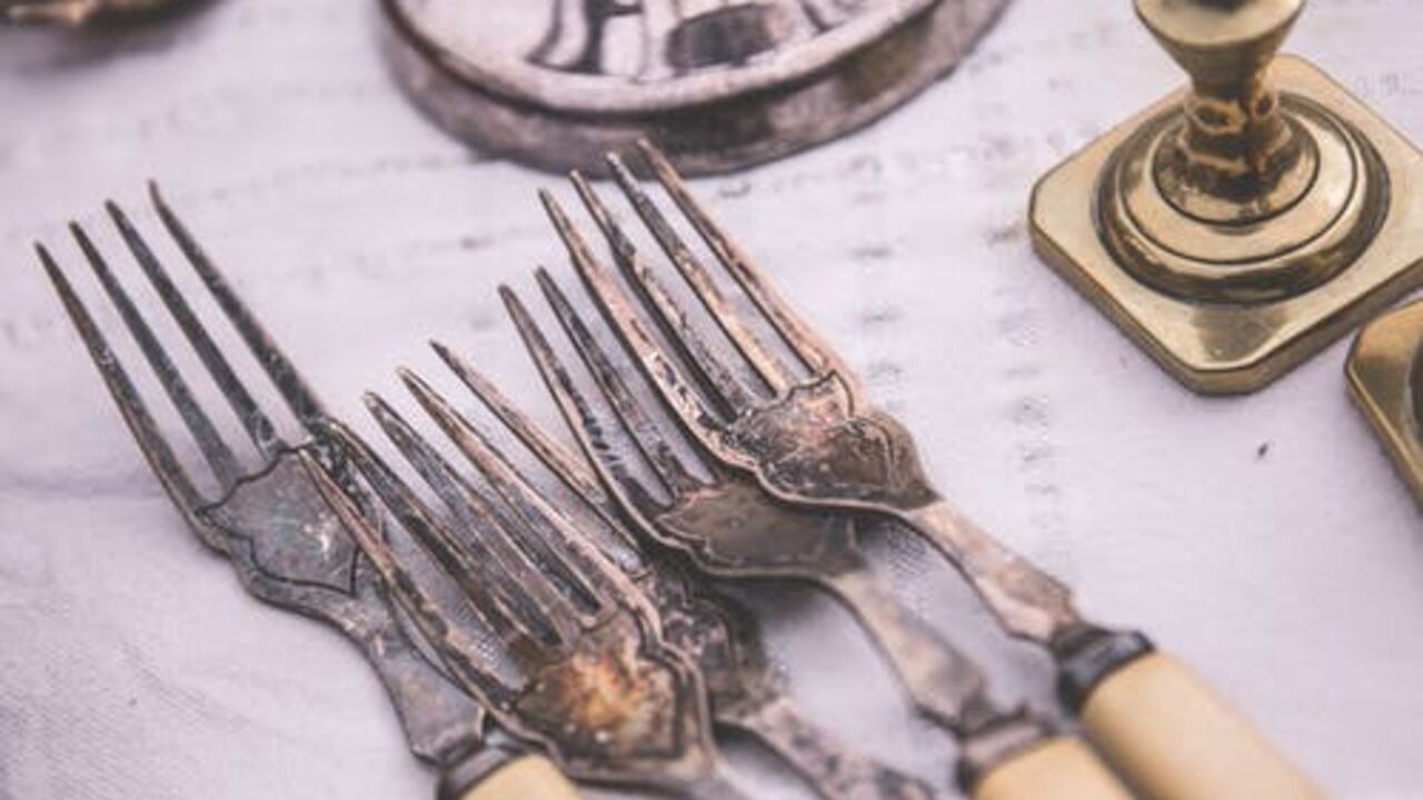 How to clean tarnished cupronickel spoons and forks: effective methods
