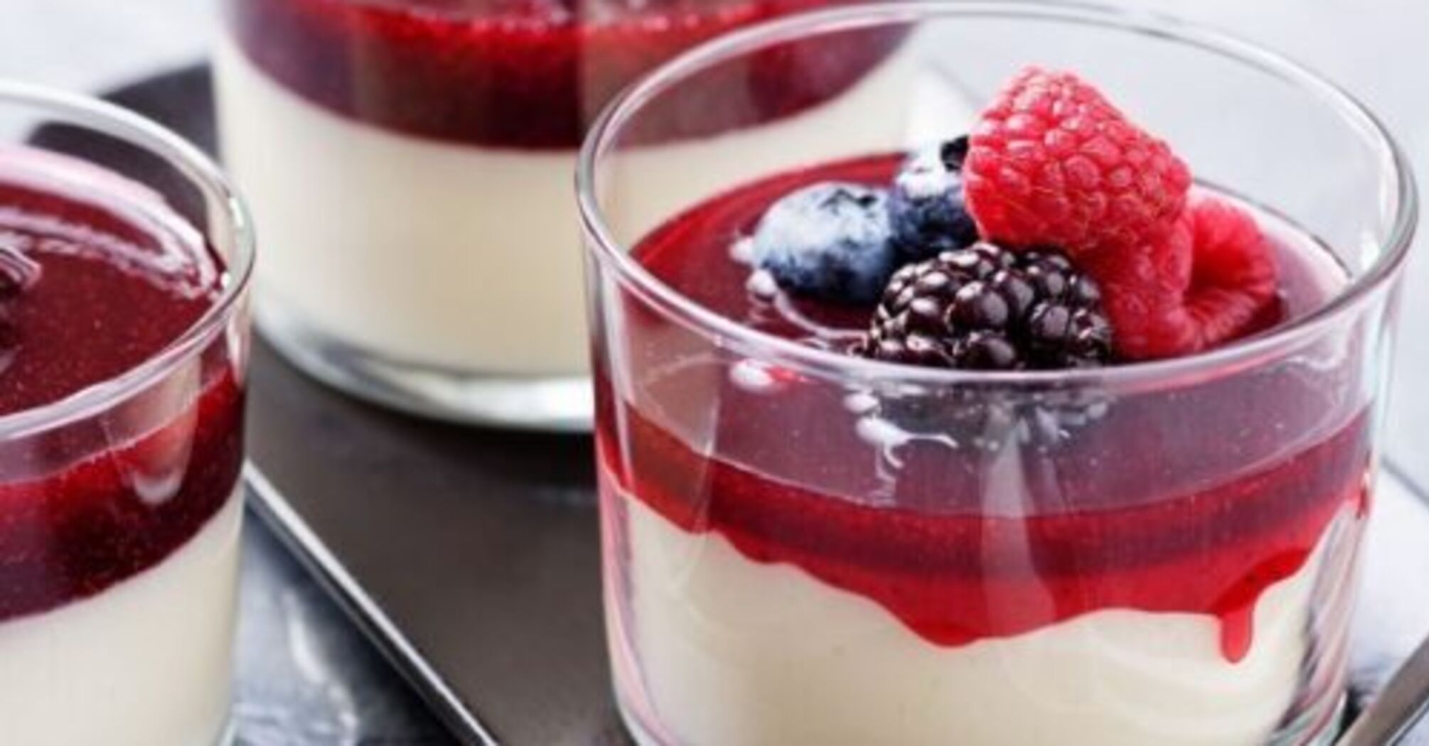 Simple layered jelly dessert: no baking required