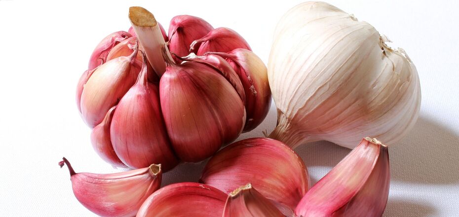Who should not eat garlic