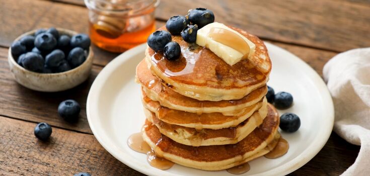 Fluffy and lean pancakes: what to cook with