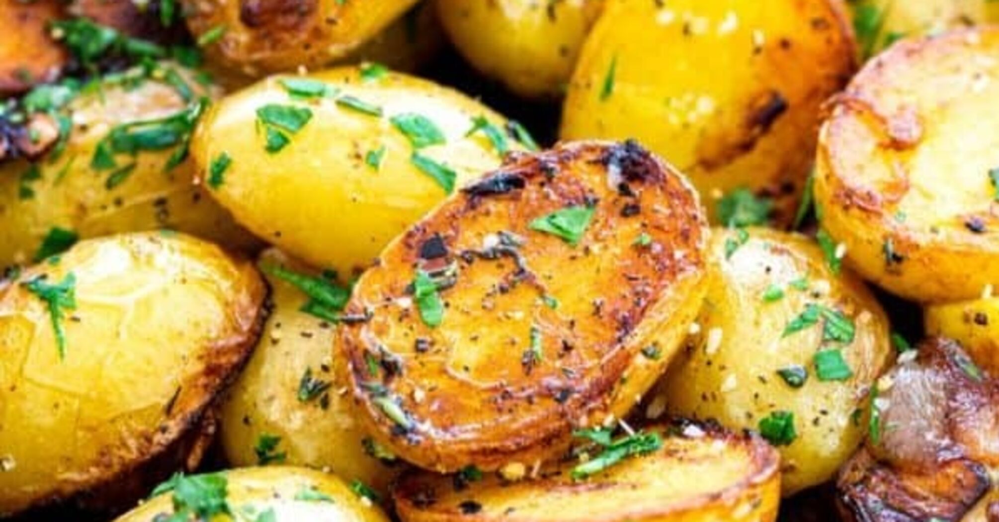 Quick potatoes in a pan in halves: better than rustic
