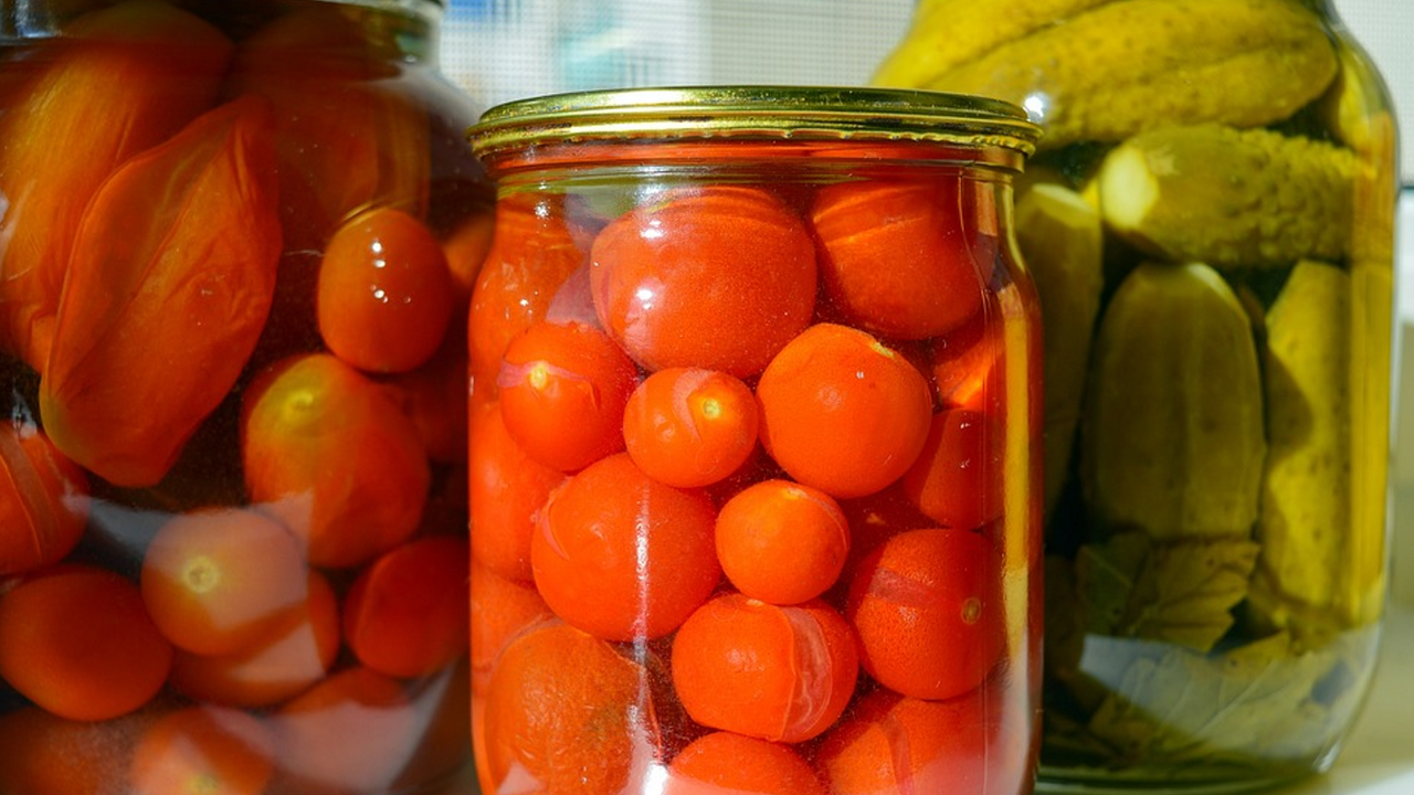 What to do with tomatoes before pickling: they will not crack