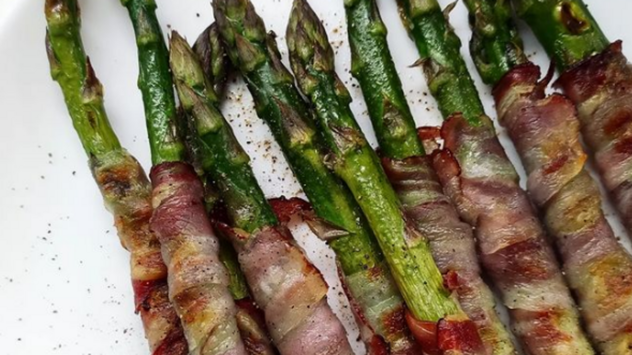 What to add to asparagus for bright flavor: a simple dish