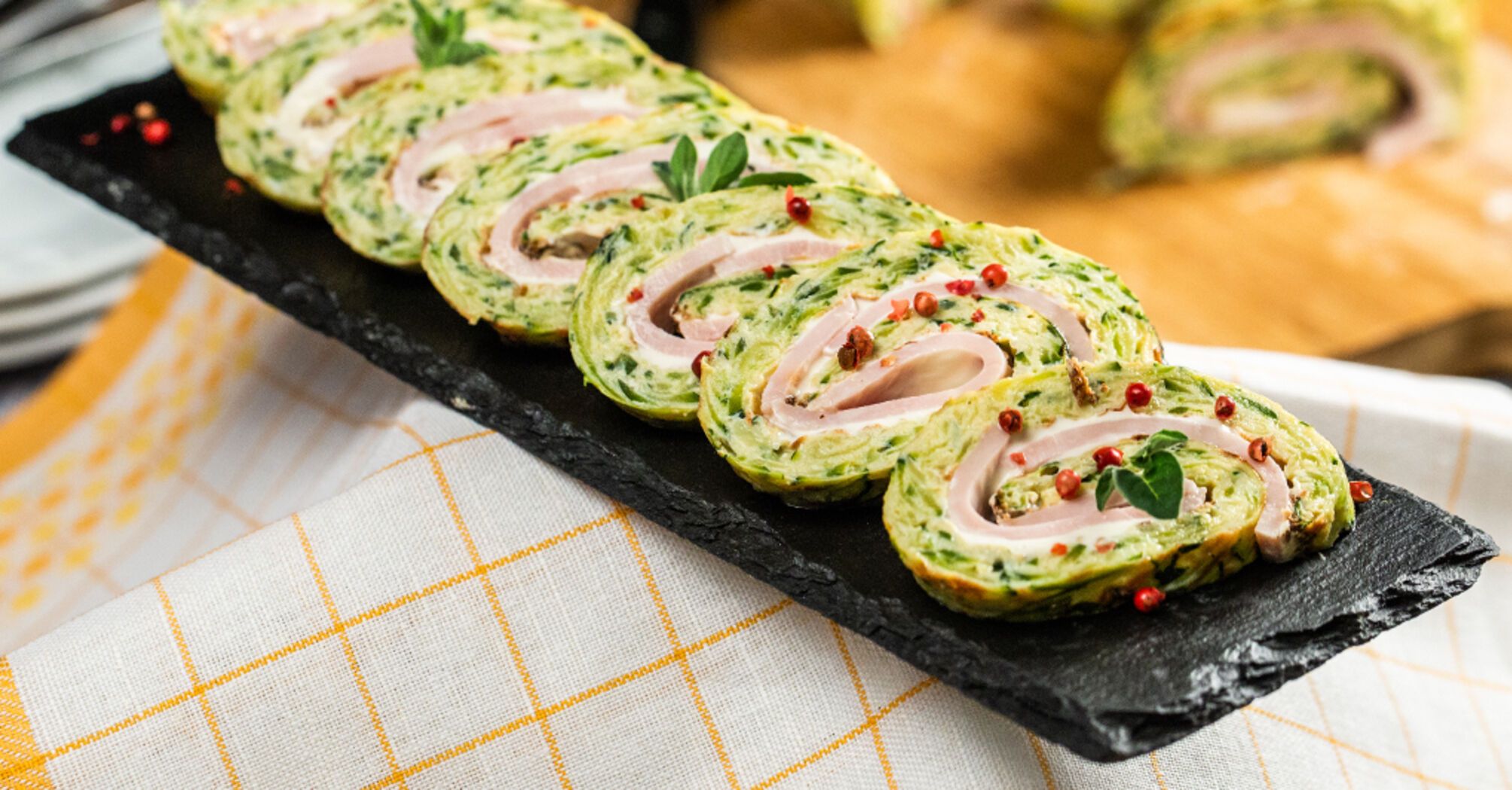 Summer zucchini and squash roll: what to add to the filling