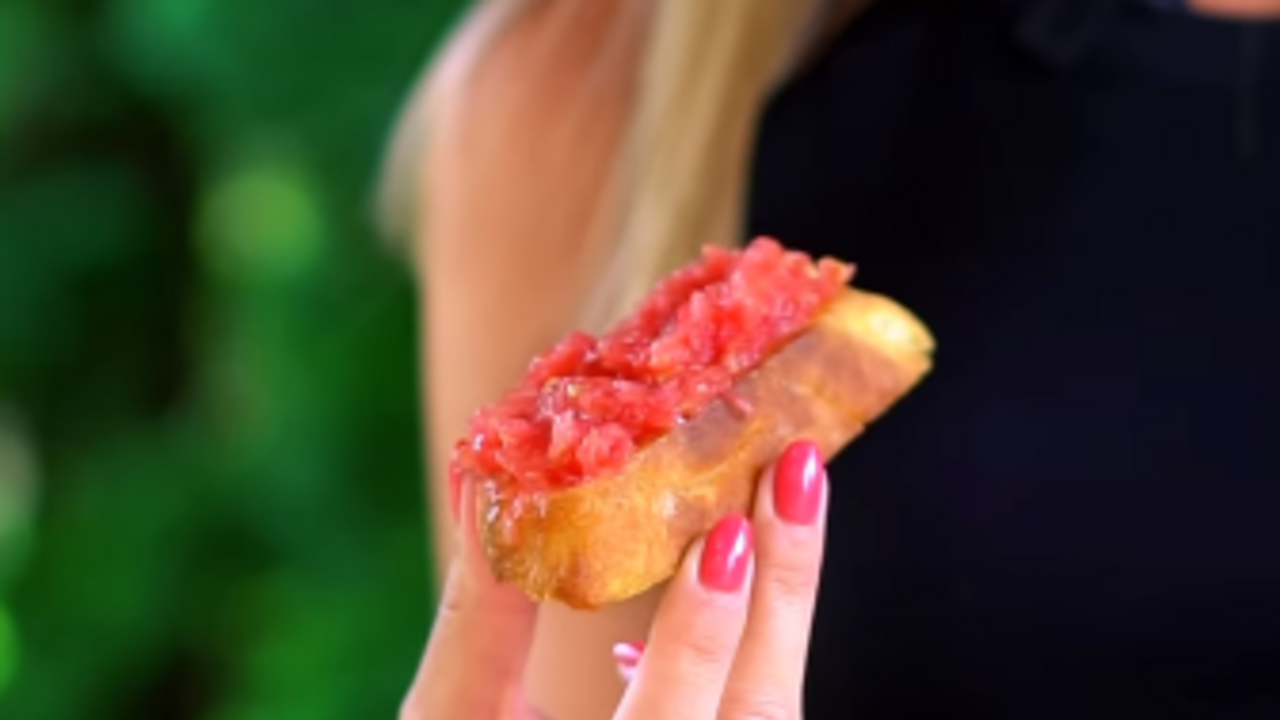 Pan con tomatillos, or Catalan tomatoes: cooking a traditional Spanish appetizer