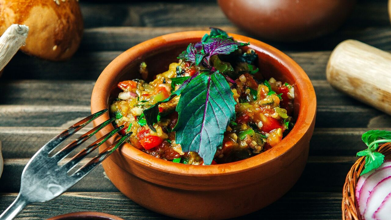 Summer salad prepared with roasted peppers: also suitable as an appetizer