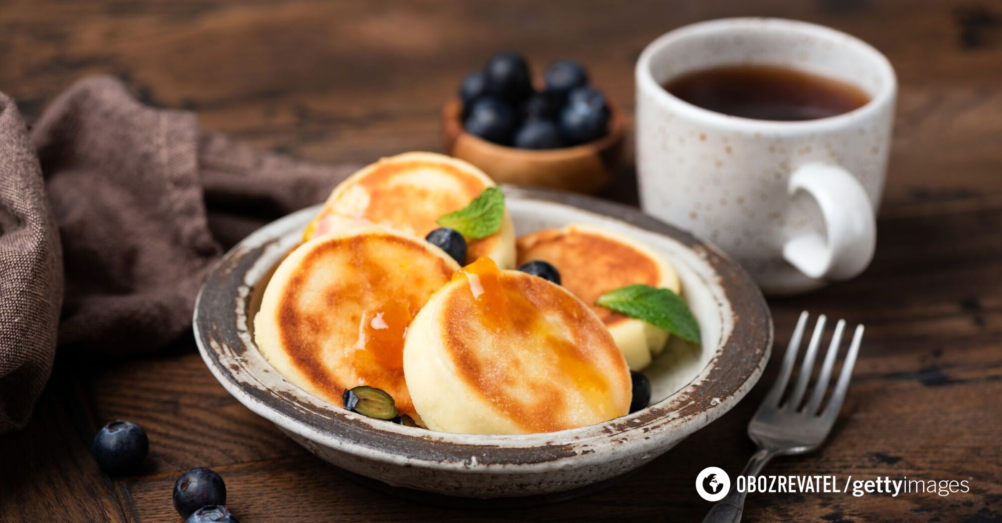 Airy cheesecakes with apples