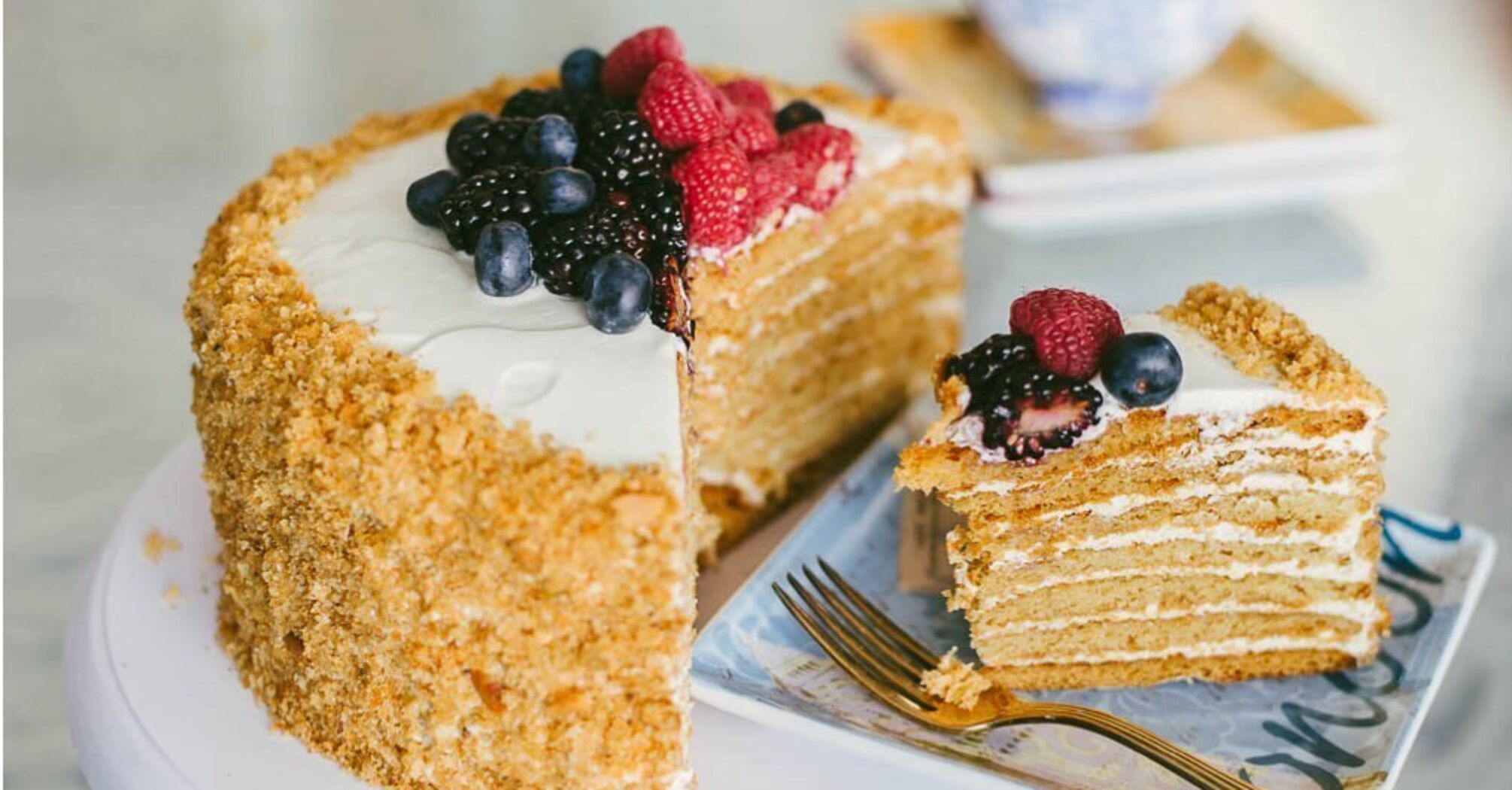 Elementary honey cake in a skillet: cooked without an oven