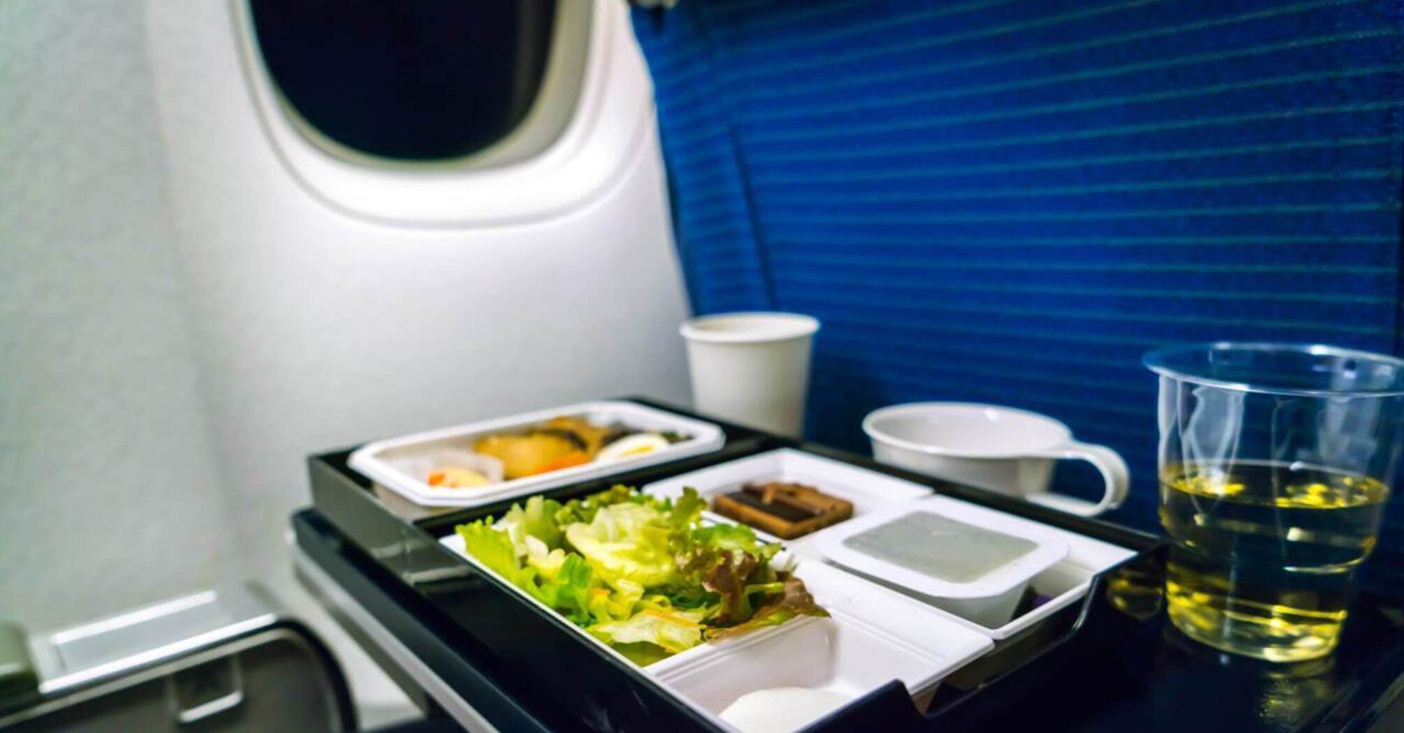 "Сочные" сосиски, ужасный кофе и неаппетитные блины: пассажиры самолетов оценили завтраки в авиакомпаниях. Видео