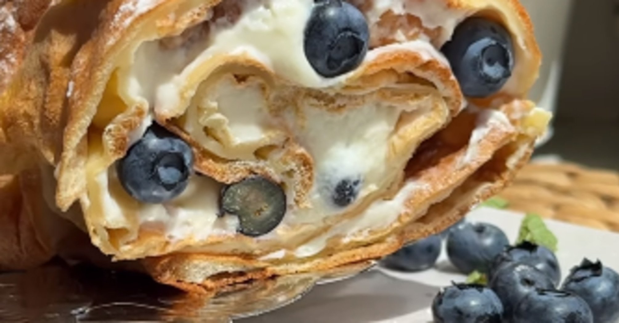 Pancake roll with blueberries and cheese cream: you can use any berries