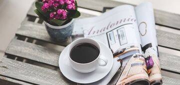 Gorąca czy zimna? Która kawa lepiej chłodzi w upale: wyjaśnienie