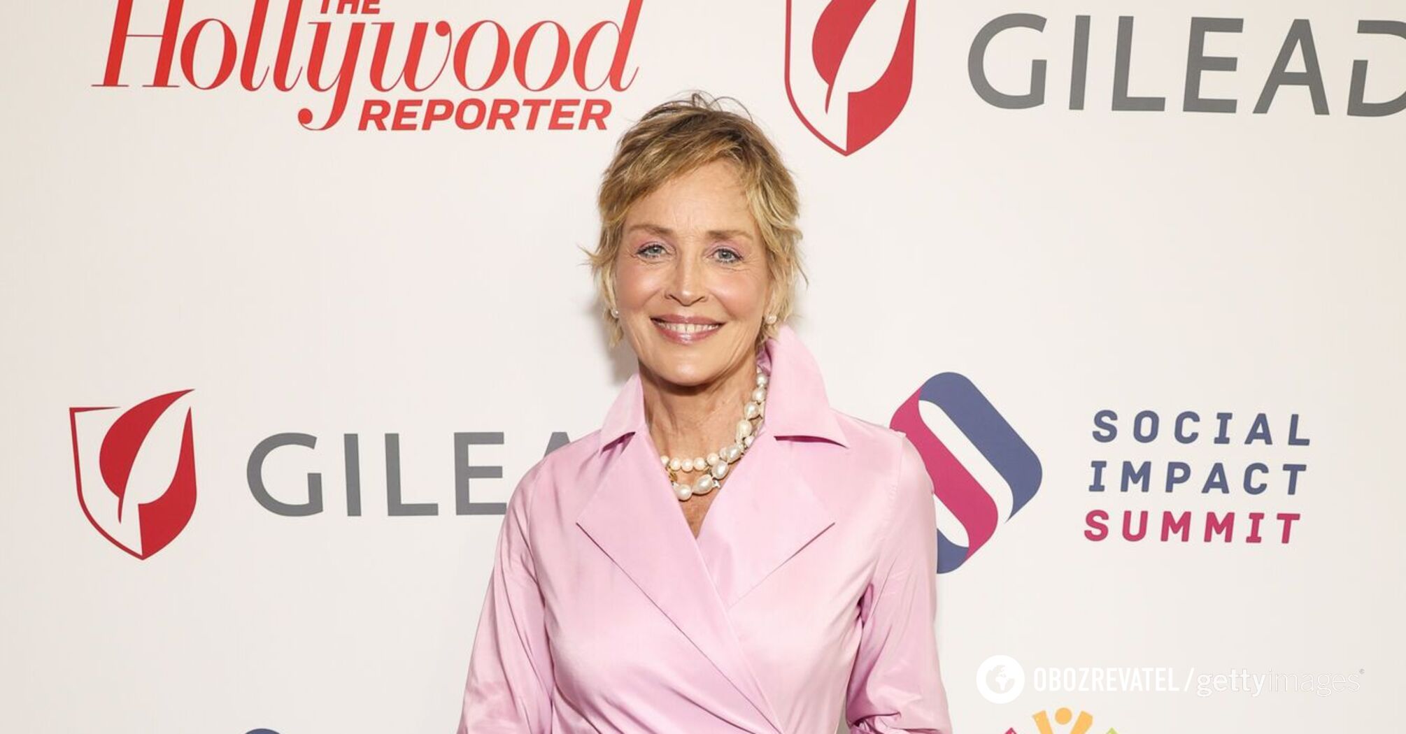 Gwiazda Basic Instinct Sharon Stone odtwarza kultową scenę ze skrzyżowanymi nogami, która przeszła do historii filmu. Zdjęcie.