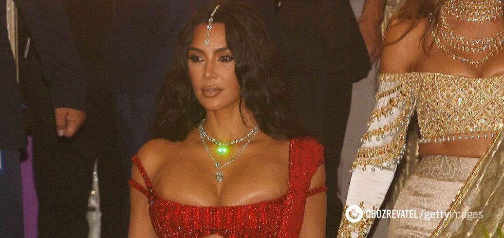 Kim Kardashian rażąco naruszyła dress code na 'weselu roku' w Indiach i mogła urazić pannę młodą. fot.